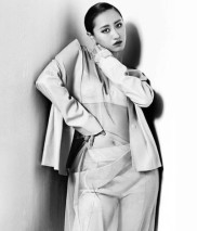 网红“探访”孤儿院摆拍作秀，捐物堆满仓库从未分发，利用孩子苦难赚取流量